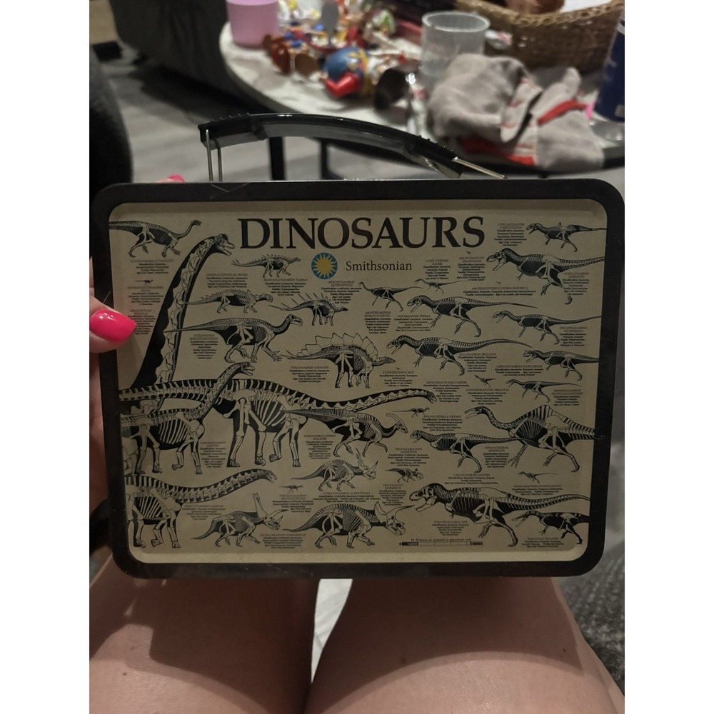 SMITHSONIAN DINOSAURS METAL LUNCHBOX WITH DINOSAURS NAMES